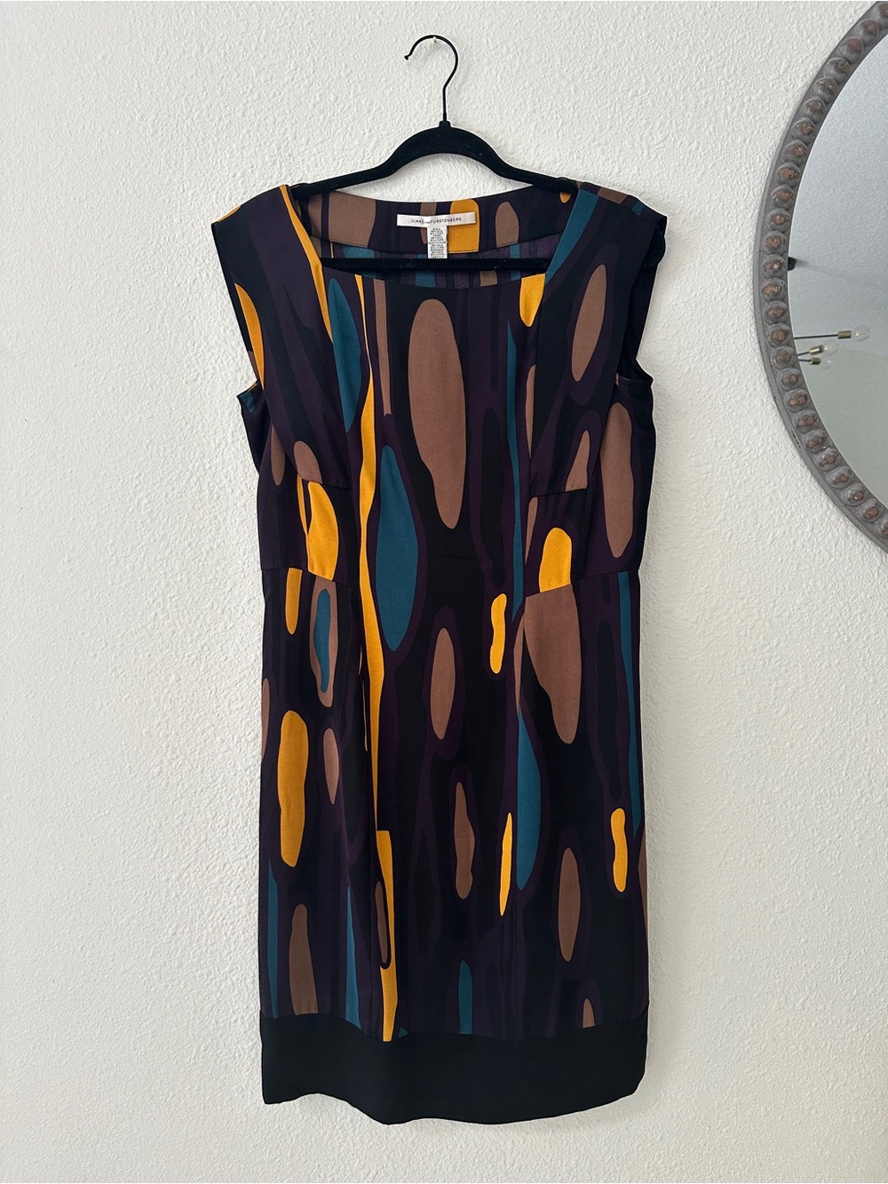Diane Von Furstenberg Silk Abstract Print Cap-Sleeve Sheath Dress - Picture 2 of 5